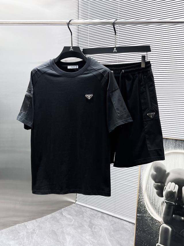 普拉达 Prada 2025Ss夏季新款 休闲 短袖 短裤 套装，高端版本！专柜定制面料 透气舒适度高，细节无可挑剔，品牌元素设计理念，体现高品质。手感细腻柔软