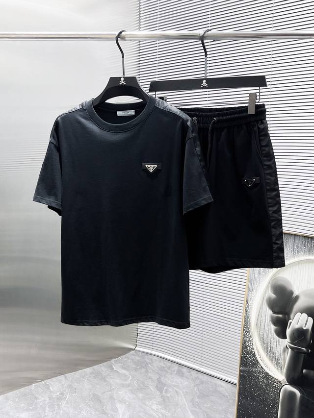 普拉达 Prada 2025Ss夏季新款 休闲 短袖 短裤 套装，高端版本！专柜定制面料 透气舒适度高，细节无可挑剔，品牌元素设计理念，体现高品质。手感细腻柔软