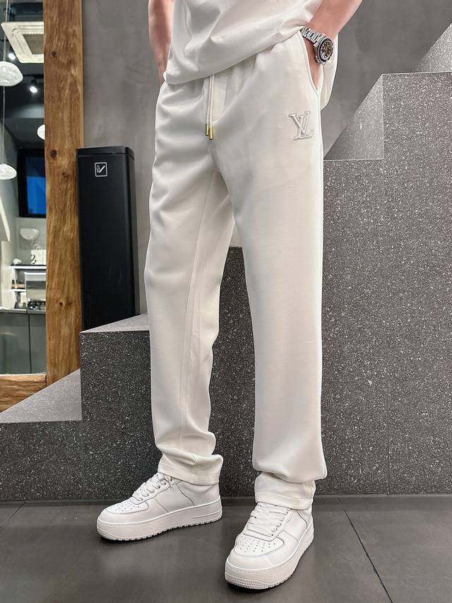 Lv# 2025 春夏休闲裤子 美学的焕新诠释,演绎浓郁的格调型时尚风范,细节感和设计感强悍.经典品牌标识做为色彩搭配,演绎经典的品牌时尚,为整体造型增光添彩.