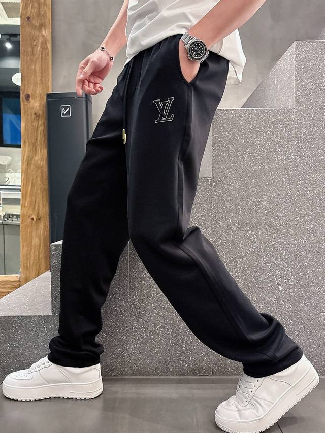 Lv# 2025 春夏休闲裤子 美学的焕新诠释,演绎浓郁的格调型时尚风范,细节感和设计感强悍.经典品牌标识做为色彩搭配,演绎经典的品牌时尚,为整体造型增光添彩.