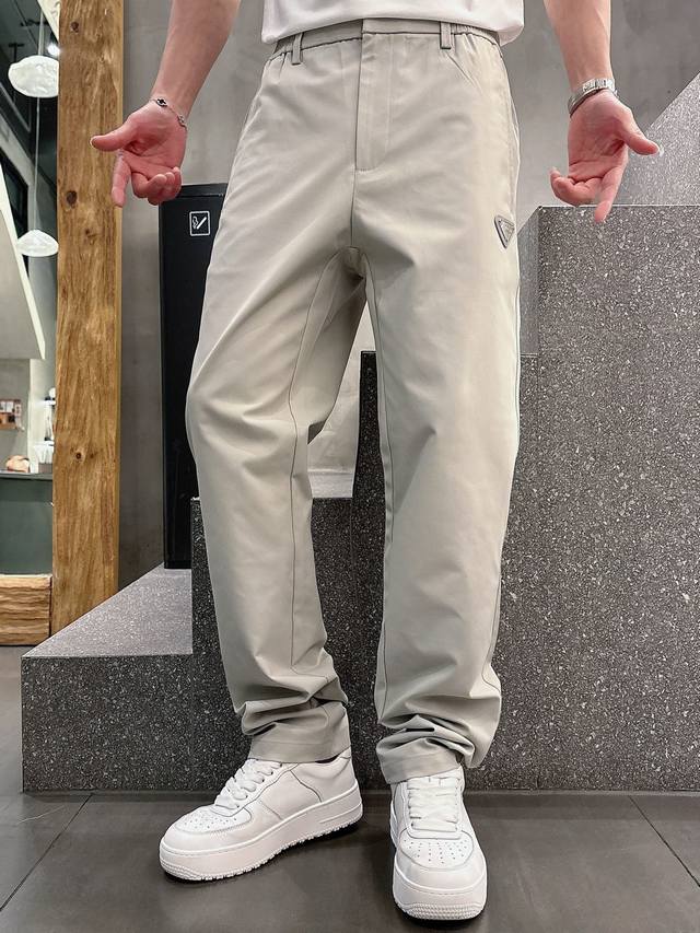 码数：M。2Xl。3Xl Pra2025Ss春夏新款休闲裤 奢华经典品牌三角标Logo配饰 专柜热销款 身穿着非常舒适 低调不失奢华 穿出去非常有档次 裤型款式