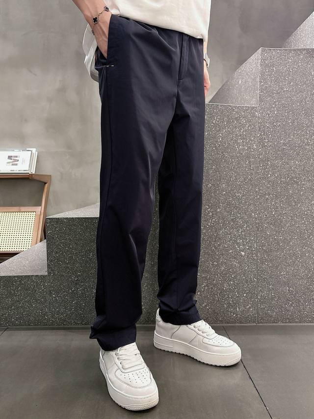 杰尼亚 2025Ss新品，官网同步有售，男士休闲裤 采用客供弹力面料，面料柔软如婴儿肌肤一样舒适极高，抗皱性极强.夏季必备上身舒适.设计独特，时尚又休闲，上身效