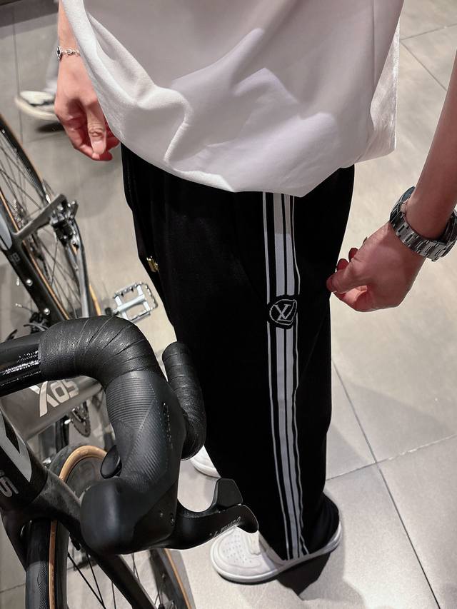 L家 2025早秋新款休闲裤官网同步发售。品牌经典织带Logo休闲裤，定制面料，舒适度极好，手触感强烈。辨识度极高，完美品相工艺。 尺码:M-3Xl