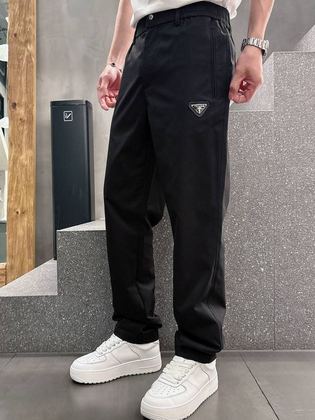 Prad 2025春夏最新品，专柜同步有售，时尚休闲裤，进口原版面料，做工极为复杂，唯一可以做代购级别的渠道狠货，经典三角标Logo，原版五金辅料装饰，档次极高