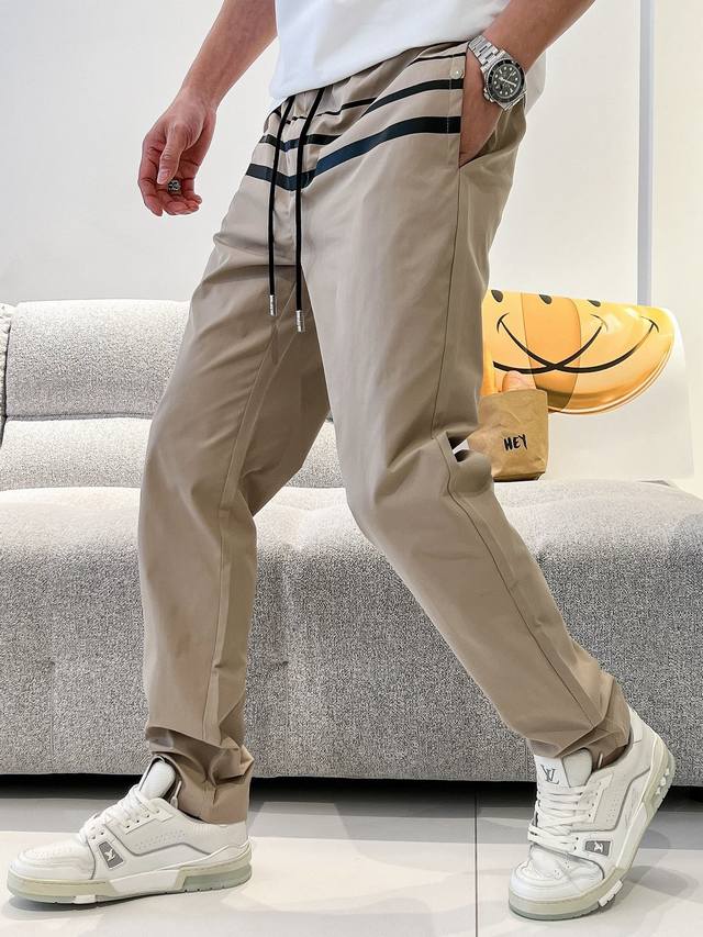 Prada、男士休闲裤 最新上身版型无敌正！ 绝对可以闭眼收的一款 此款裤子非常百搭，弹力腰围,日常上班 户外运动都可以穿着，是时尚休闲与户外运动的完美结合，所