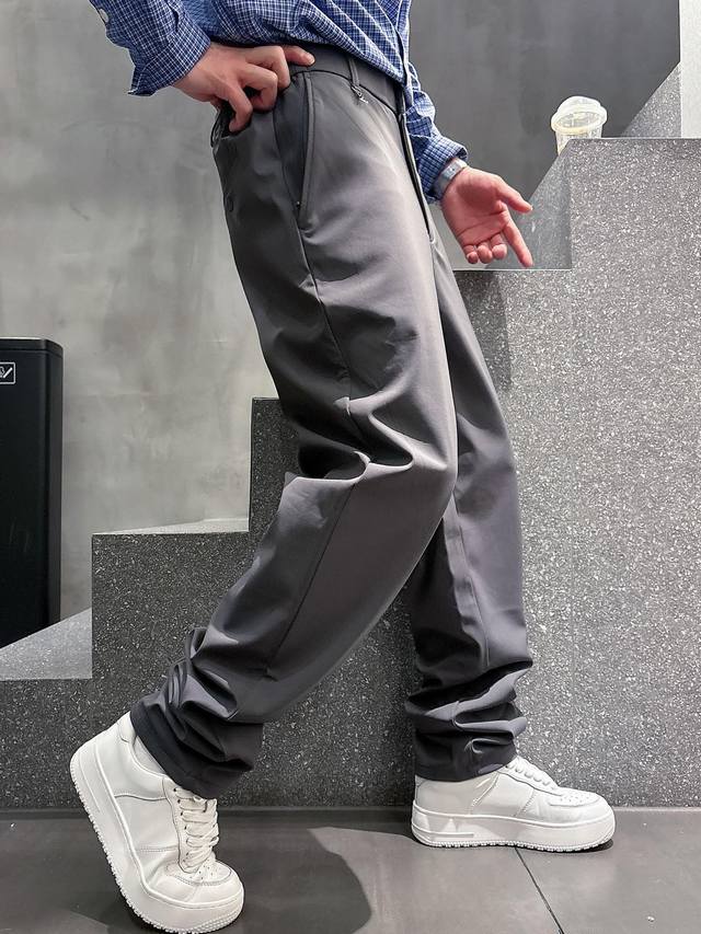 L家超大弹力上身无束缚S官网同步有售，男士高端商务休闲西裤，高端进口面料，带弹力，后面采用硅胶经典字母压胶，腰头原版五金配件即经典又时尚，合体裁缝，上身效果无约