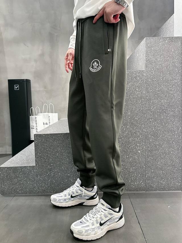 Mo 蒙口 25早秋最新款男士时尚束脚休闲卫裤长裤！男士四季通勤的基础款式，颜色友好百搭，上身时髦有型！面料采用定制面料.足以凸显它的高级与档次感！标志性Log