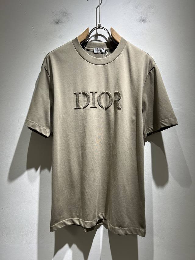 Dio*迪家 2025春夏新款男女同款短袖T恤，专柜同步发售！定制专属260克纯棉面料，定制原版工艺螺纹，胸前Logo图案刺绣工艺设计！简约大方，从容百搭，档次