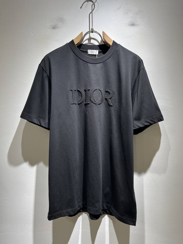 Dio*迪家 2025春夏新款男女同款短袖T恤，专柜同步发售！定制专属260克纯棉面料，定制原版工艺螺纹，胸前Logo图案刺绣工艺设计！简约大方，从容百搭，档次
