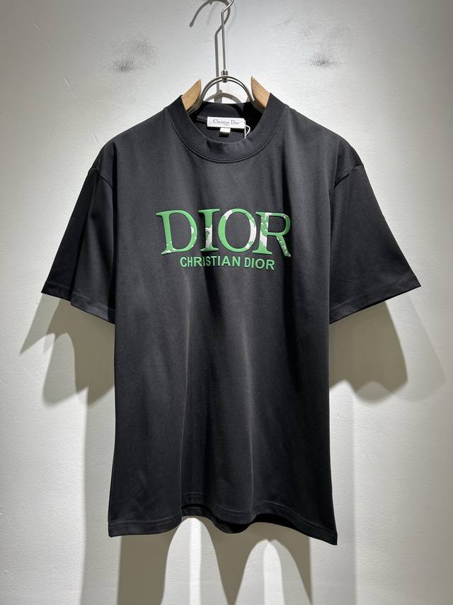 Dio*迪家 2025春夏新款男女同款短袖T恤，专柜同步发售！定制专属260克纯棉面料，定制原版工艺螺纹，胸前Logo图案压胶工艺设计！简约大方，从容百搭，档次