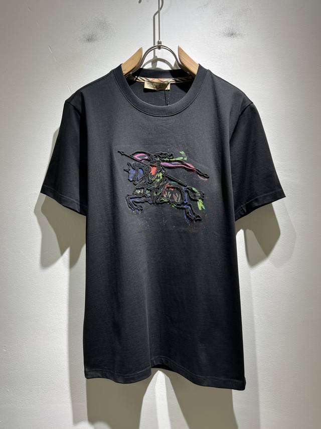 Burber*Y巴*莉2025春夏新品男女同款短袖T恤，重磅来袭，最近比较火热的环保纯棉面料制作而成，高端户外运动休闲系列，非常火热运动风潮！Bur最新研发的特
