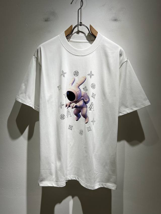 Louisvuitt*路易*登 2025春夏全新系列单品上线，非常时髦前卫的一款男女同款短袖T恤，标识Logo图案印花修饰！区别于以往的不同，宣示品牌传承多年的