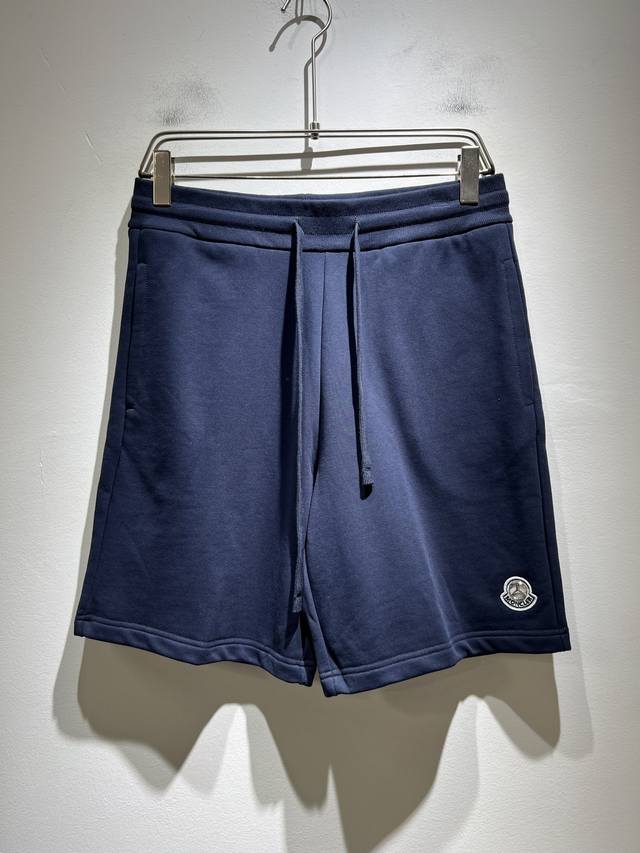 Moncler蒙家 2025春夏男女同款情侣款最新的贸易订单休闲短裤！全品相！！网红款！工艺采用Logo刺绣设计！上身舒适透气，不僵硬，整体有着丰富的立体感，品