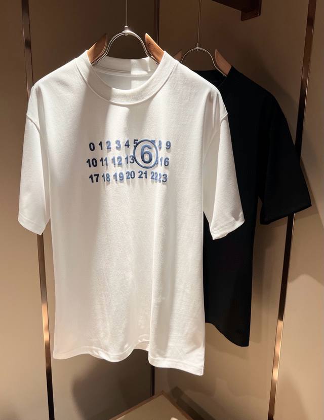 马吉拉 Maison Margiel 2025春夏新款男女同款短袖T恤，专柜同步发售！定制专属洗水纯棉面料，胸前Logo图案压胶设计！简约大方，从容百搭，档次极