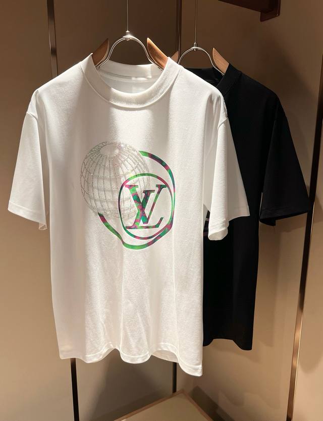 Louisvuitt*路易*登 2025春夏全新系列单品上线，非常时髦前卫的一款男女同款短袖T恤，标识Logo图案印花烫钻修饰！区别于以往的不同，宣示品牌传承多