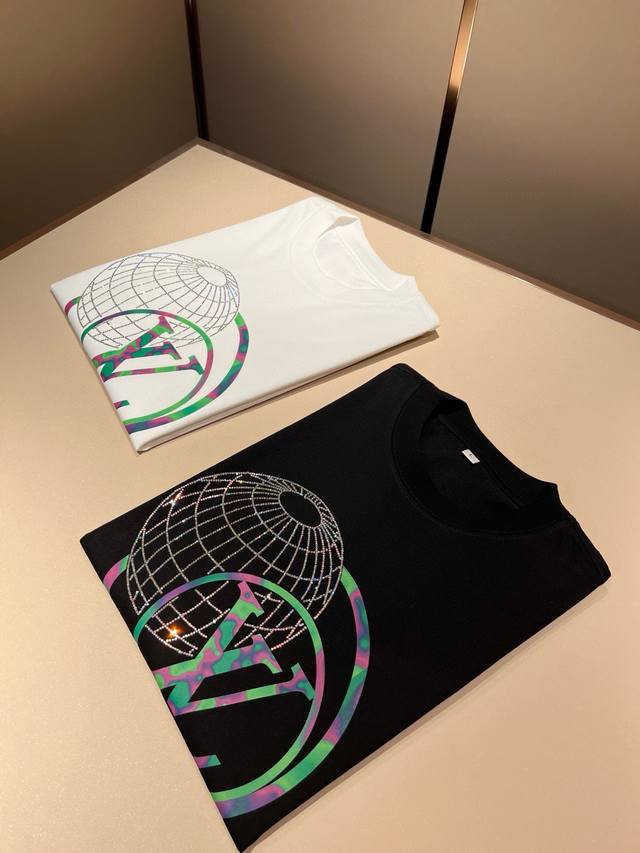 Louisvuitt*路易*登 2025春夏全新系列单品上线，非常时髦前卫的一款男女同款短袖T恤，标识Logo图案印花烫钻修饰！区别于以往的不同，宣示品牌传承多