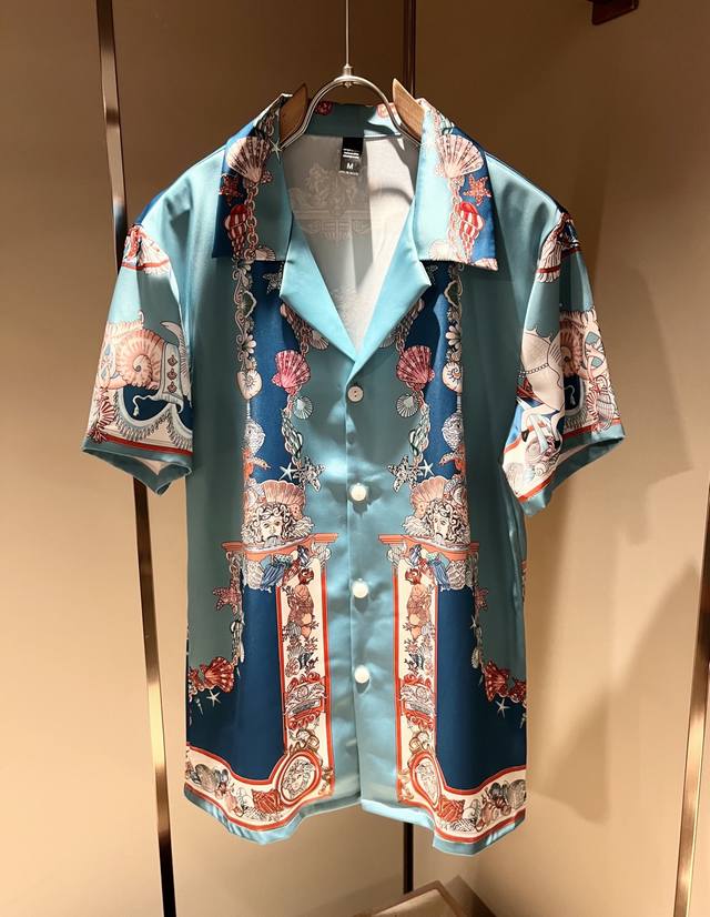 Vers*Ce 范*哲 2025春夏新品原单睡衣真丝套装Vers*Ce 范*哲 贸易公司渠道 产品 值的推荐 ，全景印花字母Logo图案装饰极为精致凸显渐变效果