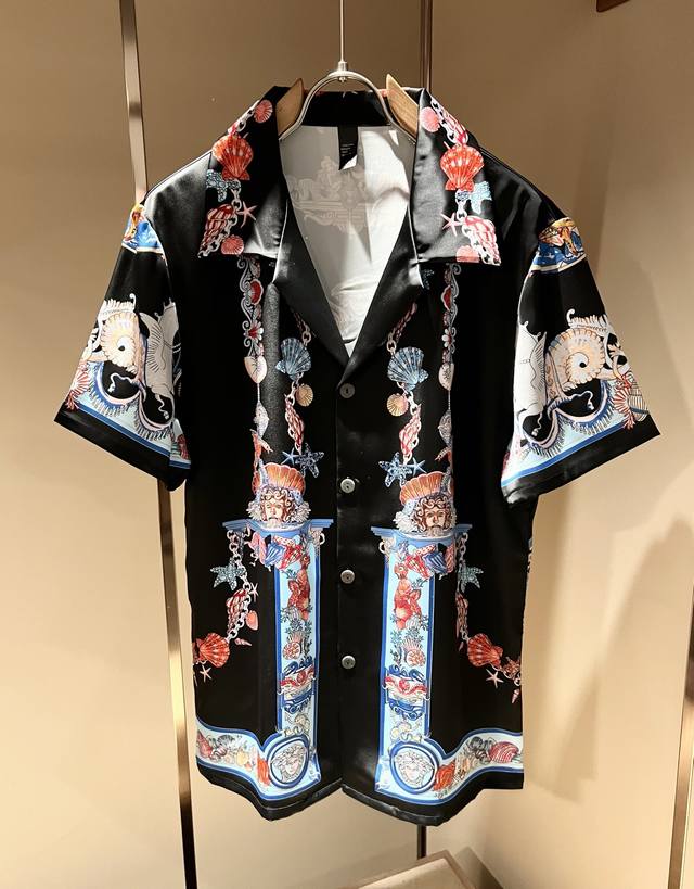 Vers*Ce 范*哲 2025春夏新品原单睡衣真丝套装Vers*Ce 范*哲 贸易公司渠道 产品 值的推荐 ，全景印花字母Logo图案装饰极为精致凸显渐变效果
