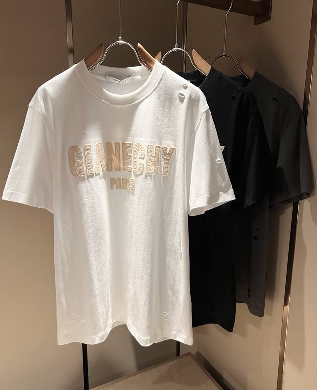 Giv*Chy 纪*希2025春夏新款男女同款短袖T恤，主创时尚注入了全新时尚能量。通过探索各种题材和性感魅力，极具辨识度，引领全新街头时尚潮流。该款是G家独家