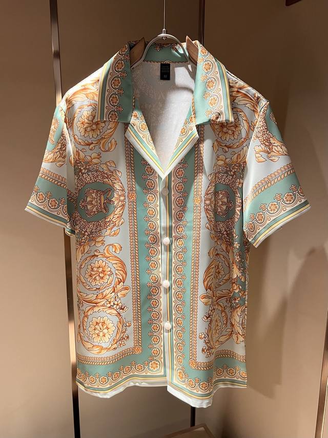 Vers*Ce 范*哲 2025春夏新品原单睡衣真丝套装Vers*Ce 范*哲 贸易公司渠道 产品 值的推荐 ，全景印花字母Logo图案装饰极为精致凸显渐变效果
