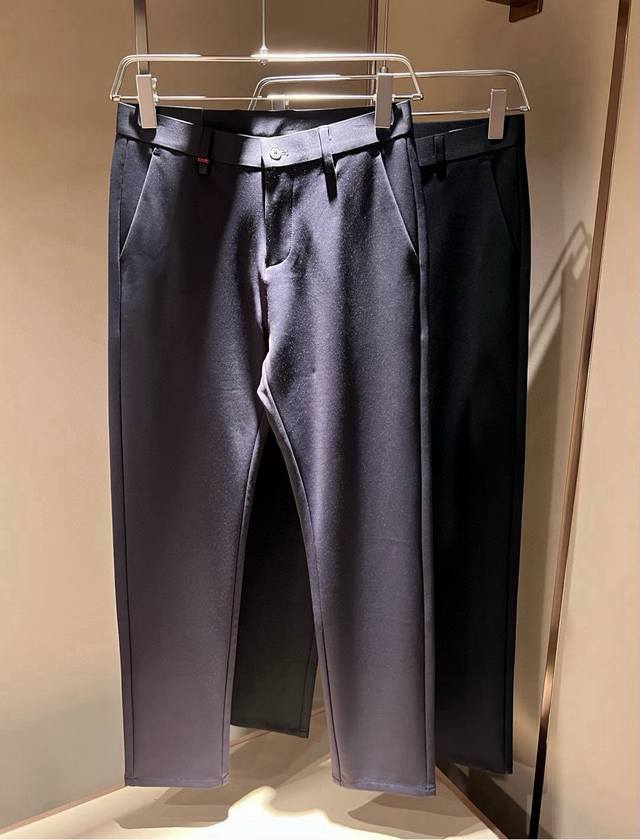 Kiton 2025春夏新款西裤，男士经典商务休闲基础长裤西裤！贸易公司渠道稀出，领先官网发售！设计值与实穿性均在线的一款裤装，兼顾时尚感的同时，绝对算得上是今