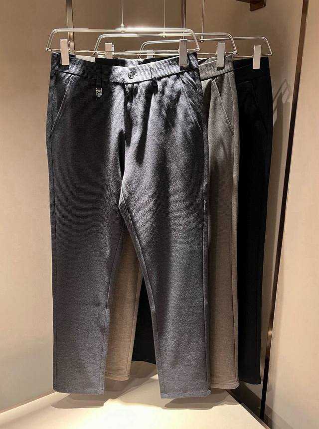 Ferraga*Mo菲拉*慕2025秋冬新款男款休闲小直筒羊绒西裤， 原单品质，原单品质高端时尚休闲羊绒原版西裤面料！后腰金属菲拉格慕Logo标识，原单代工厂P