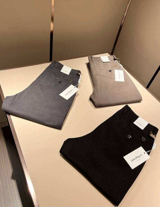 Ferraga*Mo菲拉*慕2025秋冬新款男款休闲小直筒羊绒西裤， 原单品质，原单品质高端时尚休闲羊绒原版西裤面料！后腰金属菲拉格慕Logo标识，原单代工厂P