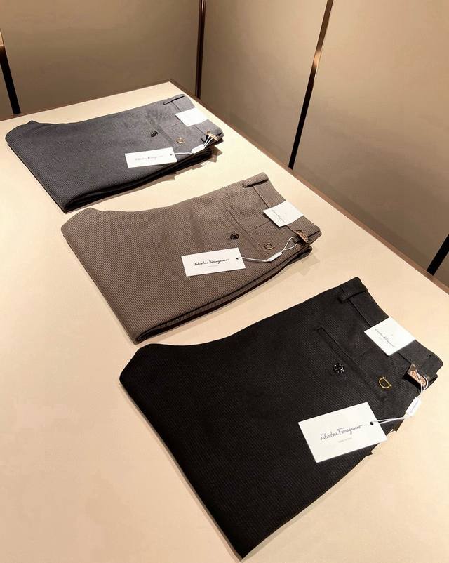 Ferraga*Mo菲拉*慕2025秋冬新款男款休闲小直筒羊绒西裤， 原单品质，原单品质高端时尚休闲羊绒原版西裤面料！后腰金属菲拉格慕Logo标识，原单代工厂P