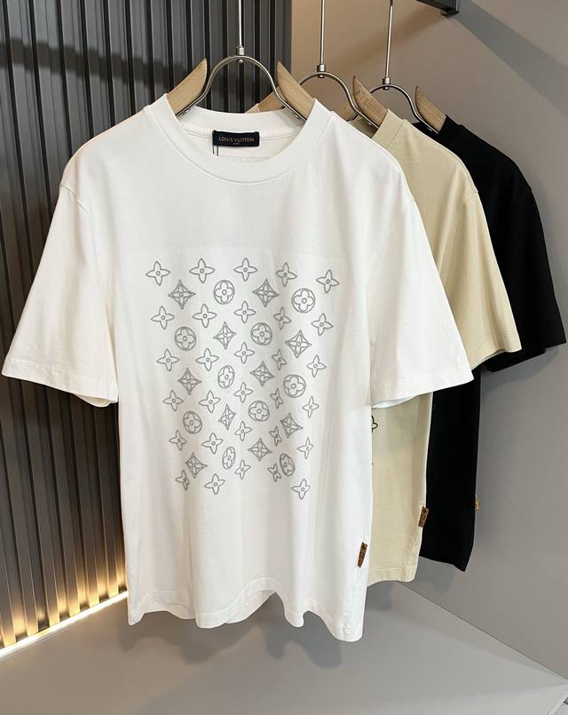 Louisvuitt*路易*登 2025春夏全新系列单品上线，非常时髦前卫的一款男女同款短袖T恤，标识Logo图案刺绣修饰！区别于以往的不同，宣示品牌传承的设计
