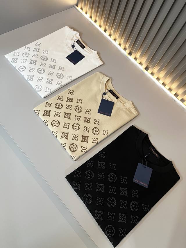 Louisvuitt*路易*登 2025春夏全新系列单品上线，非常时髦前卫的一款男女同款短袖T恤，标识Logo图案刺绣修饰！区别于以往的不同，宣示品牌传承的设计