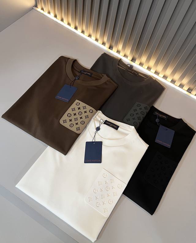 Louisvuitt*路易*登 2025春夏全新系列单品上线，非常时髦前卫的一款男女同款短袖T恤，标识Logo图案压胶修饰！区别于以往的不同，宣示品牌传承的设计