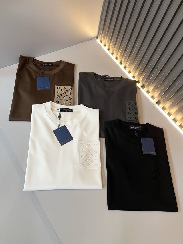 Louisvuitt*路易*登 2025春夏全新系列单品上线，非常时髦前卫的一款男女同款短袖T恤，标识Logo图案压胶修饰！区别于以往的不同，宣示品牌传承的设计