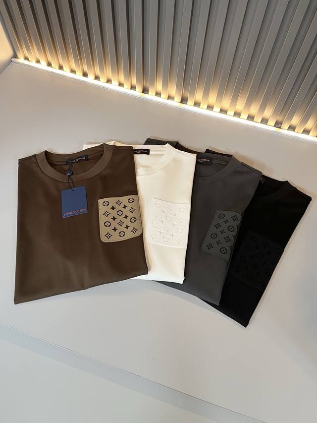 Louisvuitt*路易*登 2025春夏全新系列单品上线，非常时髦前卫的一款男女同款短袖T恤，标识Logo图案压胶修饰！区别于以往的不同，宣示品牌传承的设计