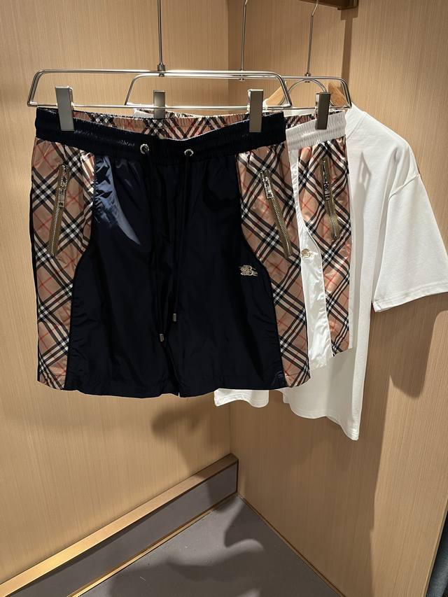 Burber*Y巴*莉 2025春夏新款休闲百搭男女同款休闲短裤！贸易公司渠道稀出，同步官网发售！标识Logo图案刺绣设计！此款T恤衫甄选客供进口聚酯纤维材质制