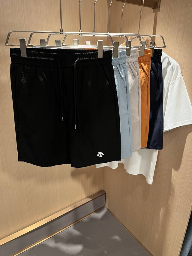 迪桑特Descente，2025春夏新款休闲短裤，自1935年荣耀至今的专业运动品牌。80余年来，始终坚持“Design That Moves” 以设计驱动运动