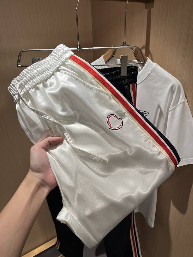 Moncl*R蒙*口2025春夏最新的贸易订单休闲裤！全品相！！裤腿Logo图案刺绣设计！定制专属铜氨丝面料剪裁！上身舒适透气，不僵硬，整体有着丰富的立体感，品