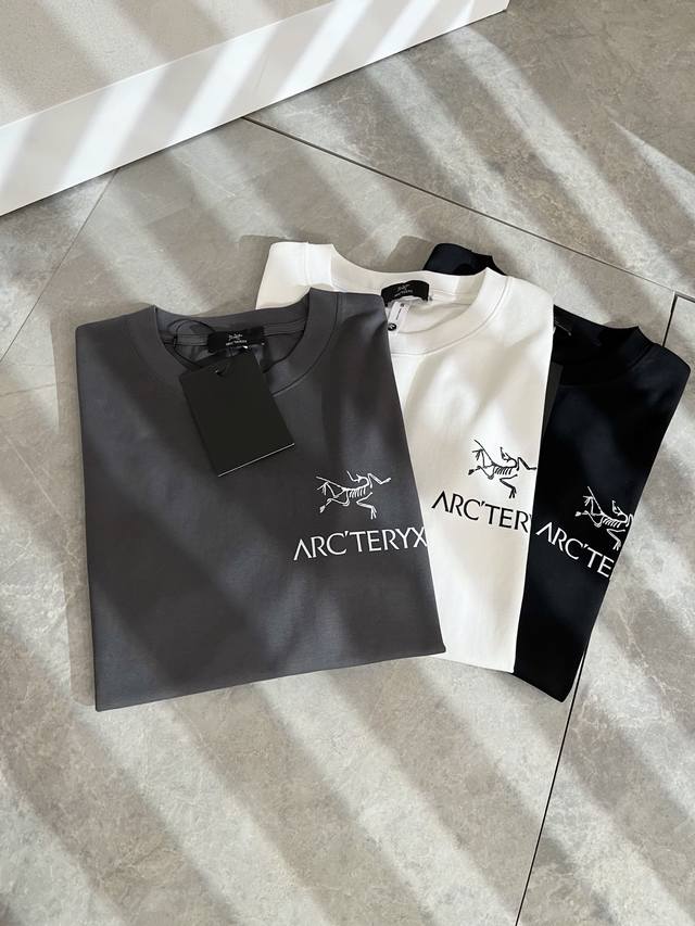 Arcter*X始*祖鸟 2025春夏新款男女同款短袖T恤户外品牌可能大家第一想到的就是加拿大鹅、始祖鸟。给人一种标签试的感觉！除了在款式设计上颇有造诣之外，最