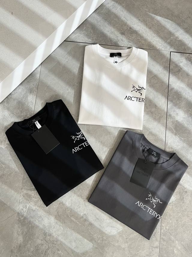 Arcter*X始*祖鸟 2025春夏新款男女同款短袖T恤户外品牌可能大家第一想到的就是加拿大鹅、始祖鸟。给人一种标签试的感觉！除了在款式设计上颇有造诣之外，最