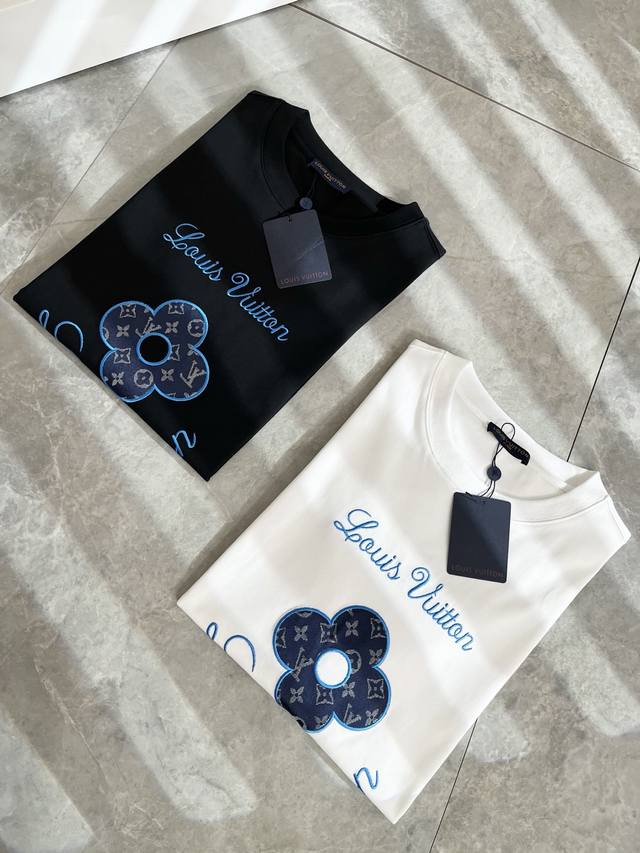 Louisvuitt*路易*登 2025春夏全新系列单品上线，非常时髦前卫的一款男女同款短袖T恤，标识Logo图案刺绣修饰！区别于以往的不同，宣示品牌传承的设计