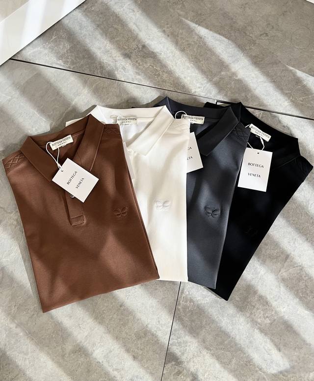 Bottegavene*A宝*嘉 2025春夏新款翻领Polo衫这是今年目前为止最牛批的一款纯色高品质Polo衫！！！客供进口珠地棉面料！简单品牌标志性Logo