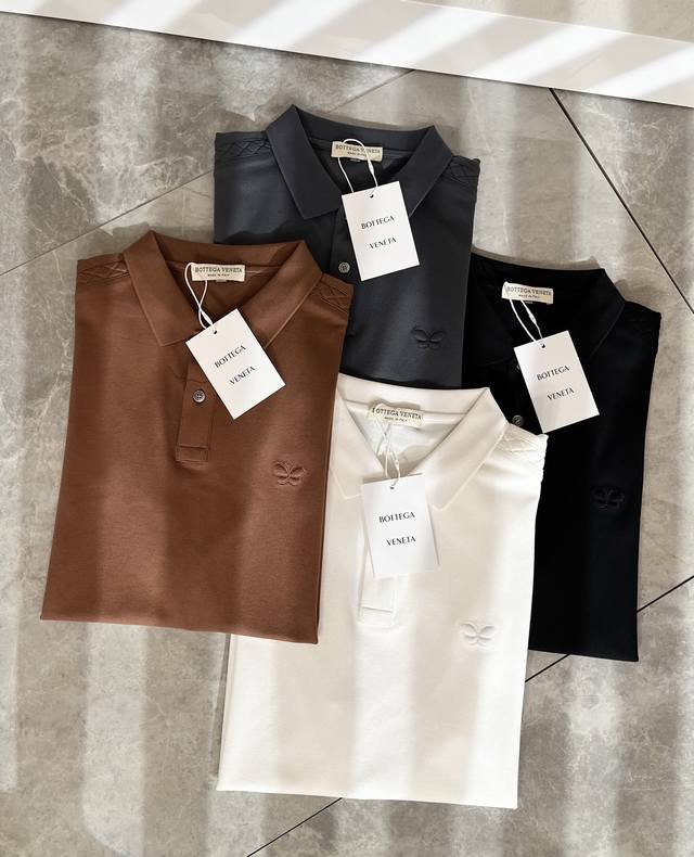 Bottegavene*A宝*嘉 2025春夏新款翻领Polo衫这是今年目前为止最牛批的一款纯色高品质Polo衫！！！客供进口珠地棉面料！简单品牌标志性Logo
