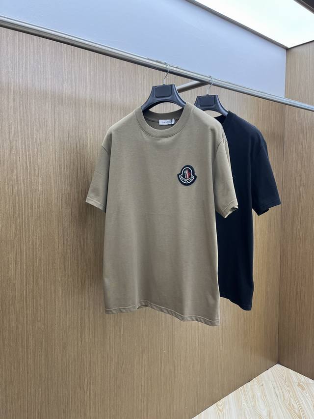 新品 Mon 2540春夏新款男女同款短袖圆领T恤，极具个性高级风，标志Logo印花工艺设计！定制纯棉面料！一款简约高级的时尚单品，穿搭魅力十分高级不俗的时尚产