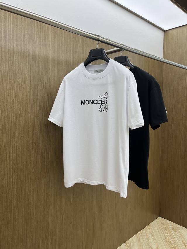 新品 Mon 2540春夏新款男女同款短袖圆领T恤，极具个性高级风，标志Logo印花工艺设计！定制纯棉面料！一款简约高级的时尚单品，穿搭魅力十分高级不俗的时尚产