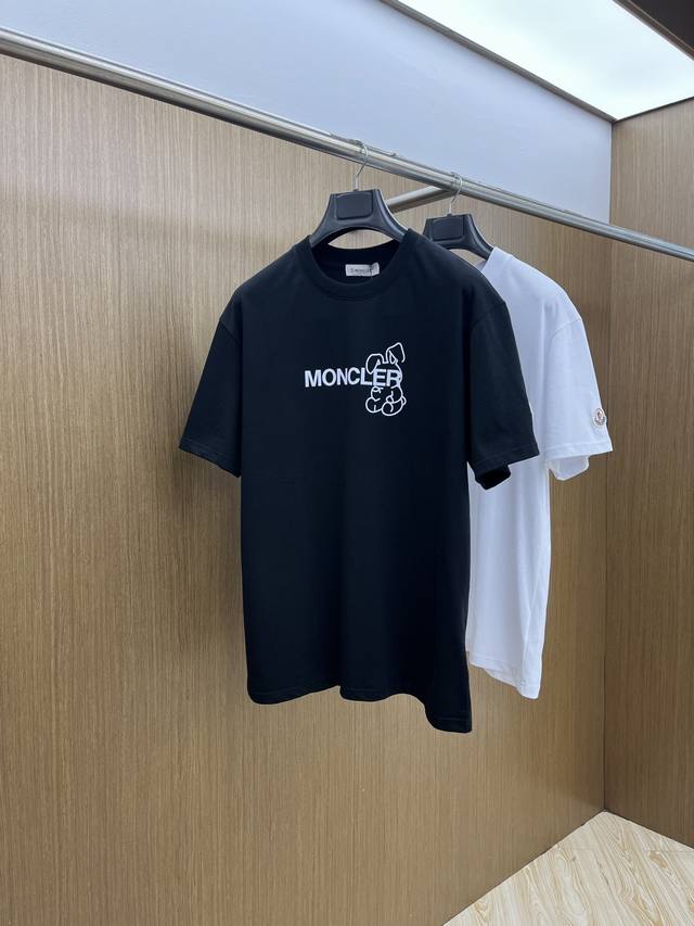 新品 Mon 2540春夏新款男女同款短袖圆领T恤，极具个性高级风，标志Logo印花工艺设计！定制纯棉面料！一款简约高级的时尚单品，穿搭魅力十分高级不俗的时尚产