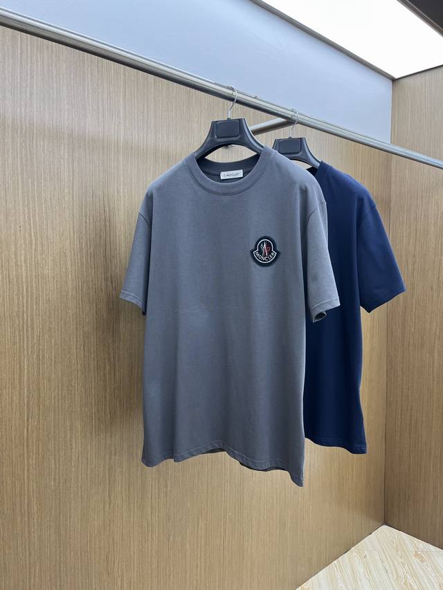 新品 Mon 2540春夏新款男女同款短袖圆领T恤，极具个性高级风，标志Logo印花工艺设计！定制纯棉面料！一款简约高级的时尚单品，穿搭魅力十分高级不俗的时尚产