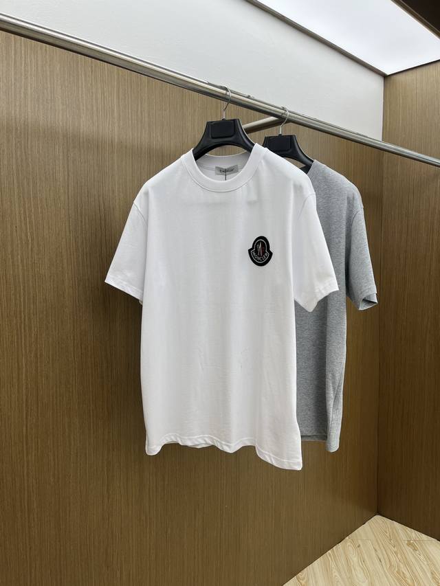新品 Mon 2540春夏新款男女同款短袖圆领T恤，极具个性高级风，标志Logo印花工艺设计！定制纯棉面料！一款简约高级的时尚单品，穿搭魅力十分高级不俗的时尚产