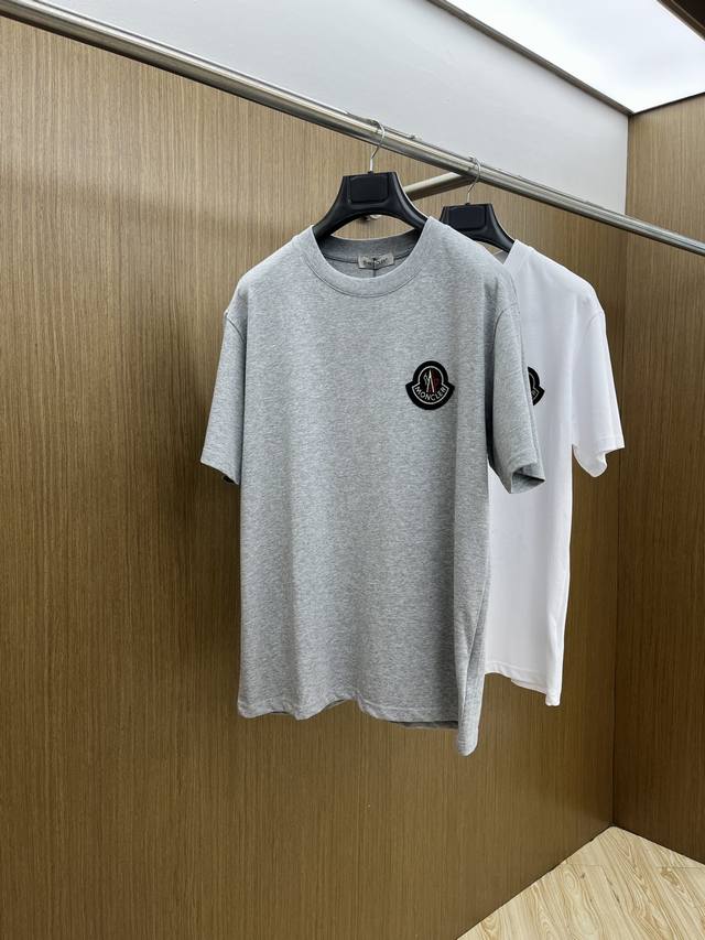 新品 Mon 2540春夏新款男女同款短袖圆领T恤，极具个性高级风，标志Logo印花工艺设计！定制纯棉面料！一款简约高级的时尚单品，穿搭魅力十分高级不俗的时尚产
