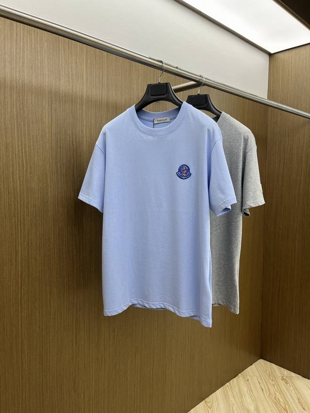 新品 Mon 2540春夏新款男女同款短袖圆领T恤，极具个性高级风，标志Logo印花工艺设计！定制纯棉面料！一款简约高级的时尚单品，穿搭魅力十分高级不俗的时尚产