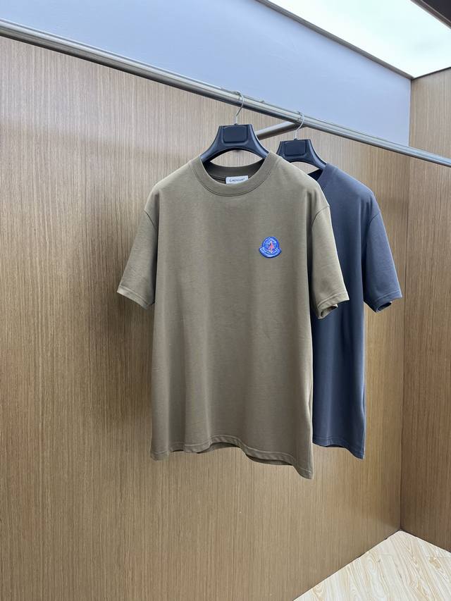 新品 Mon 2540春夏新款男女同款短袖圆领T恤，极具个性高级风，标志Logo印花工艺设计！定制纯棉面料！一款简约高级的时尚单品，穿搭魅力十分高级不俗的时尚产