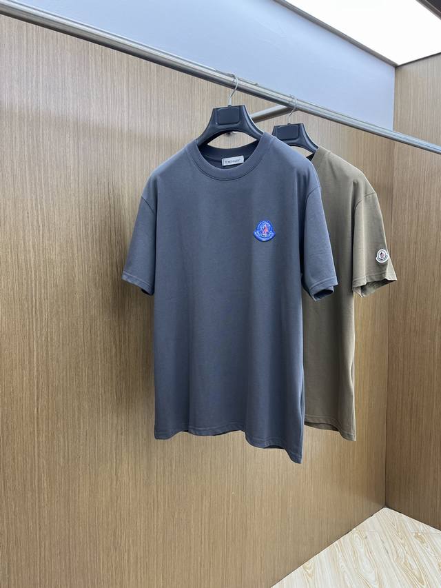 新品 Mon 2540春夏新款男女同款短袖圆领T恤，极具个性高级风，标志Logo印花工艺设计！定制纯棉面料！一款简约高级的时尚单品，穿搭魅力十分高级不俗的时尚产